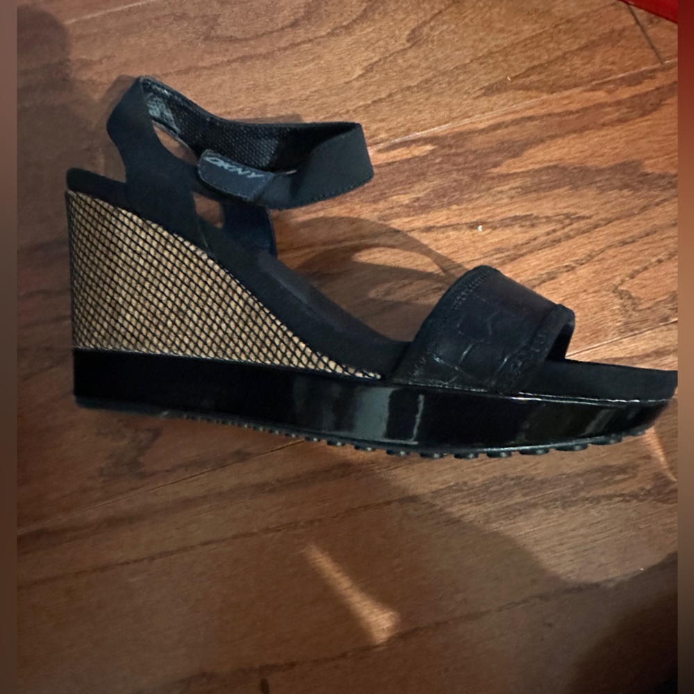 New DKNY wedge sandals shoes size 8.5